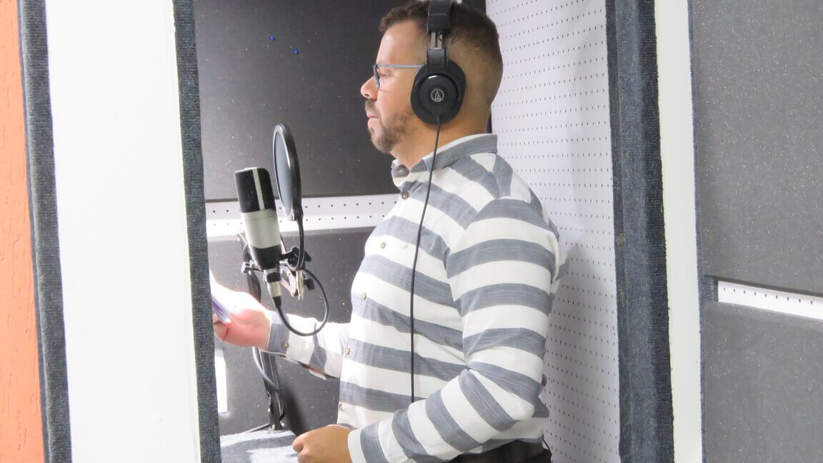 siqueira-locutor1-estúdio