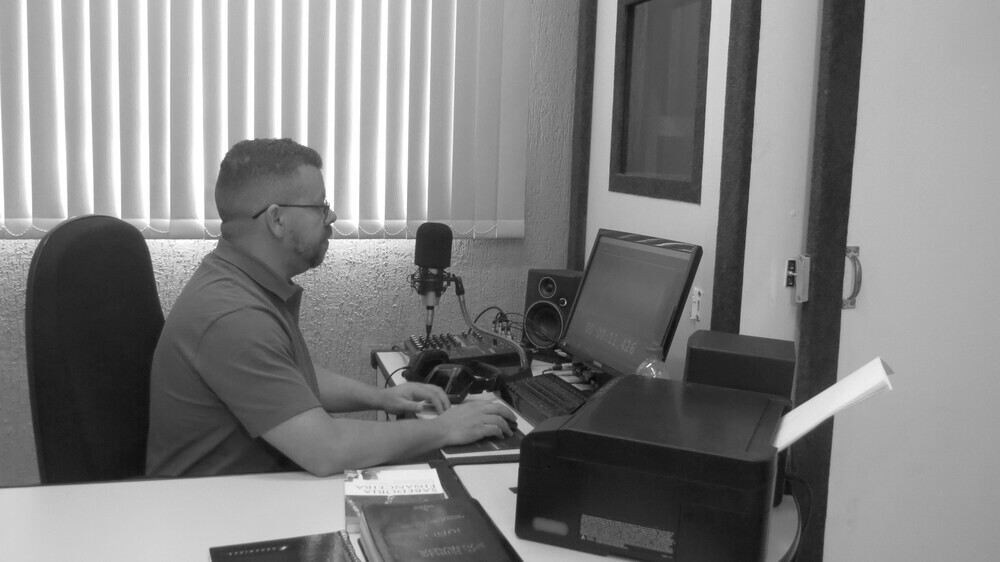 siqueira-locutor2-estúdio