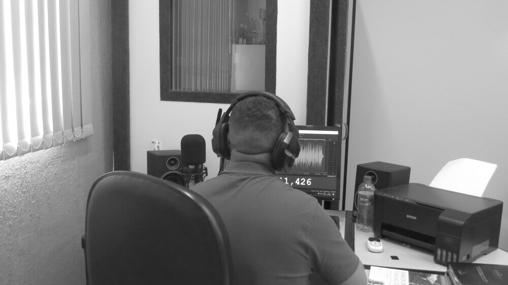 siqueira-locutor3-estúdio