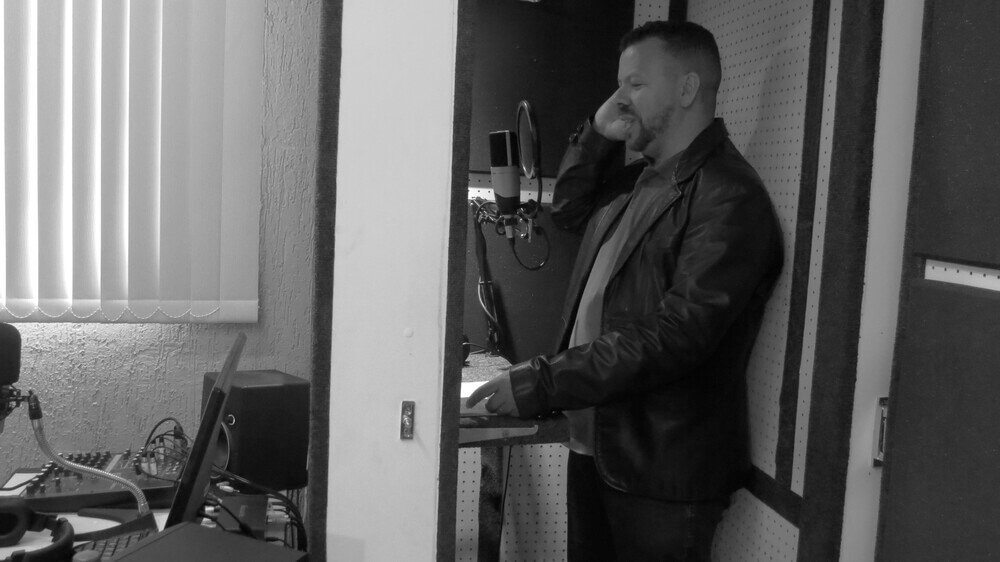 siqueira-locutor4-estúdio