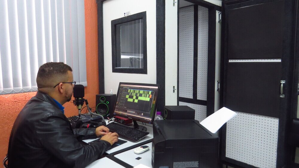 siqueira-locutor5-estúdio