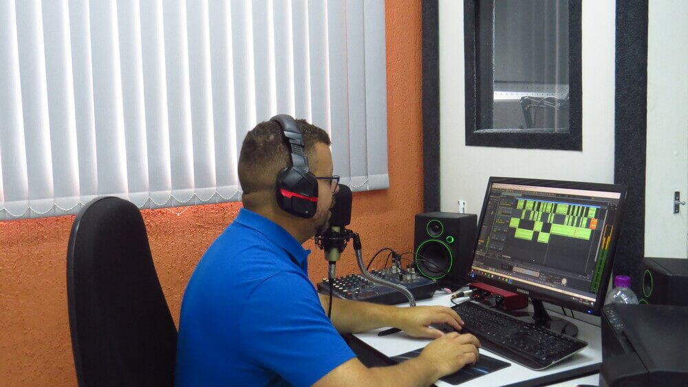 siqueira-locutor6-estúdio